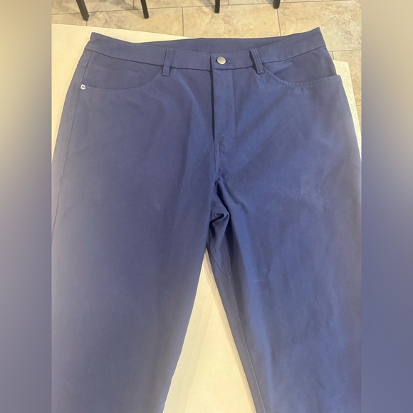 *LIKE NEW* Men’s lululemon work pants - Picture 3 of 5